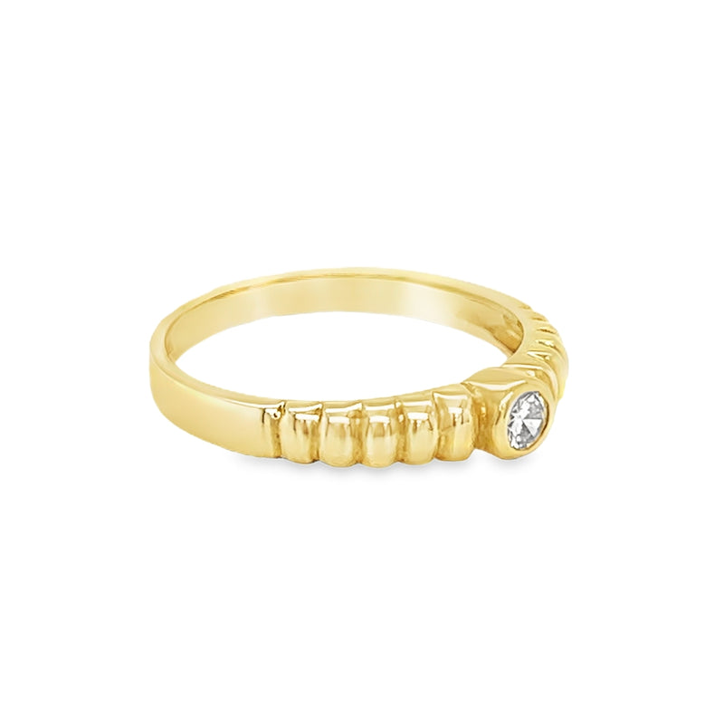 18ct Gold Solitaire Diamond Ridged Band Ring side